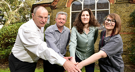 Immagine stretta di mano del gruppo del Croydon University Hospital