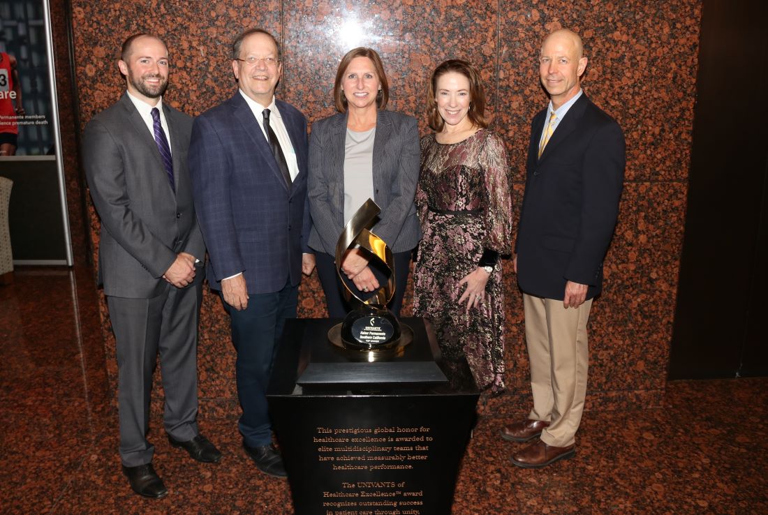 Equipe ganhadora Kaiser com troféu GREAT